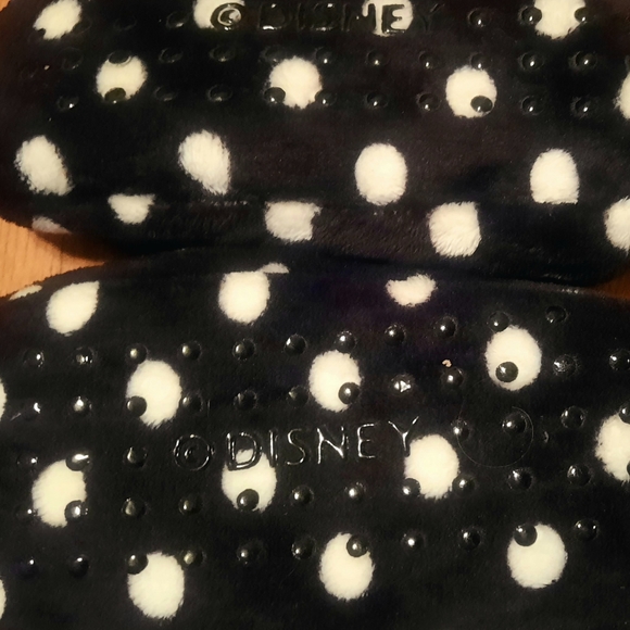 SOLD Minnie Women's 6/7 Bow Gripper Slippers - Picture 7 of 7